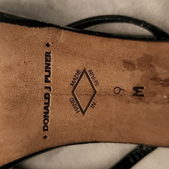 Donald J. Pliner Bow Heels 9M - Picture 4 of 5